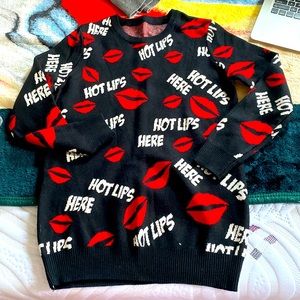 Free with 200 purchase- Moschino Chic Hot lips Sweater